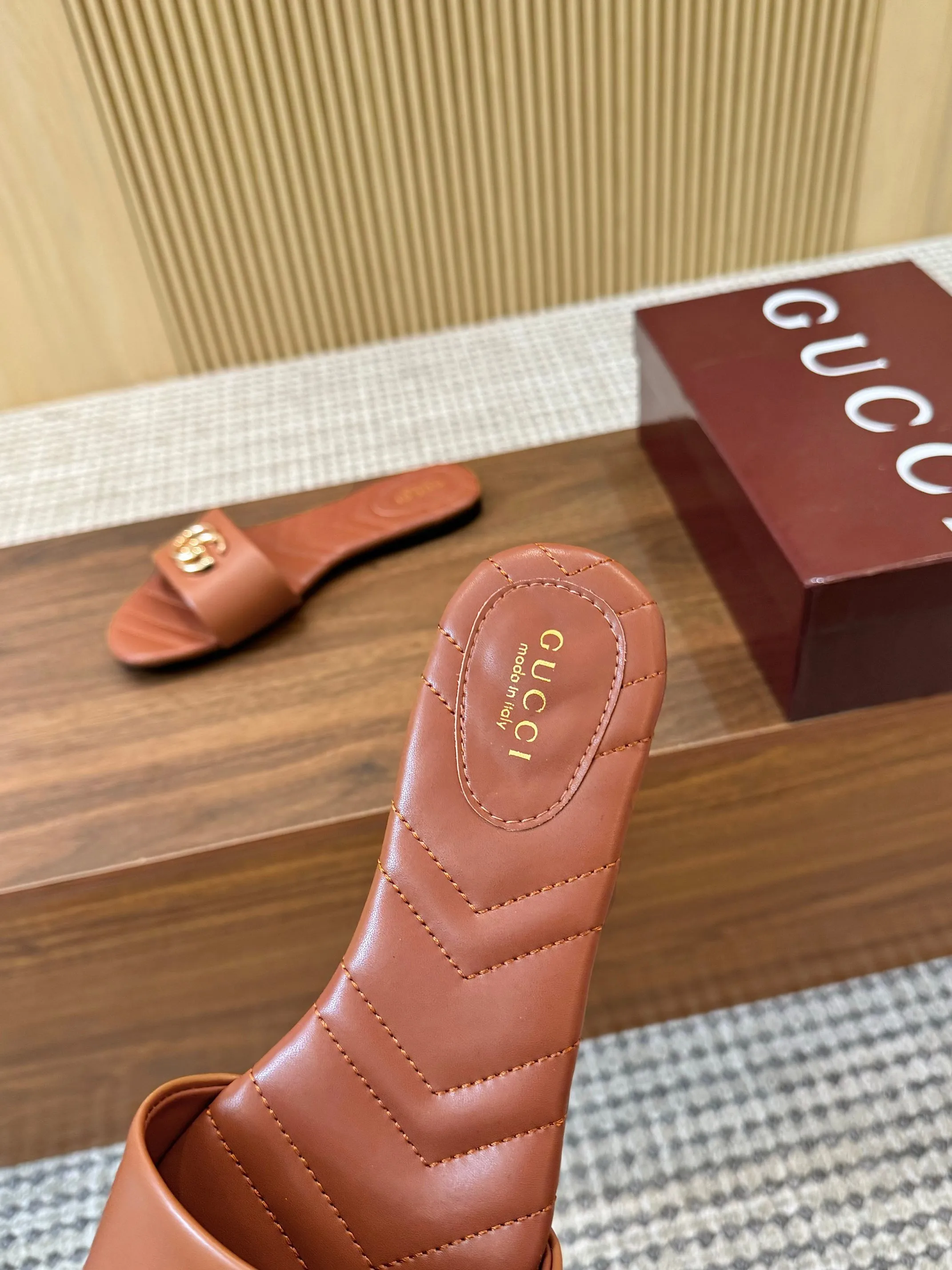 👟👟Ex-factory price 440👟👟 💯💯💯Gucci 2025 spring and summer latest popular slip-on sandals series... [Round toe] Latest double G buckle. Embroidery style Original quality 🍃Original European style, 💥perfect on the feet💃💃When worn with this shoe, it is elegant and crystal clear. No matter the materials of the accessories, they are all customized one by one. You must go to get the original version. The whole series is full of exciting and innovative elements. The texture of different materials, the texture of the materials, and the expression of the materials have a strong artistic atmosphere... ❶ Upper: imported cowhide ❷ Inner lining: customized imported sheepskin ❸ Foot pads: customized imported sheepskin ❹ Outsole: imported Italian genuine leather outsole ❺ Heel height: 1.5CM ❻ Packaging: Original full set of packaging ❼ Code number: 35-43 (41.42.43 customized is not returnable)
